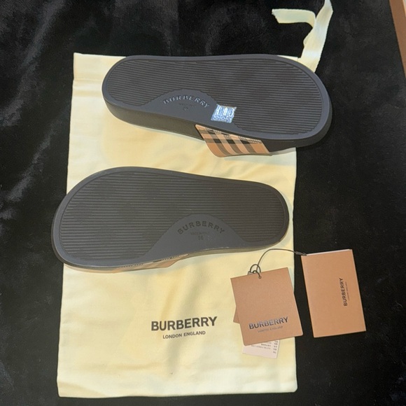 Burberry Slides - Picture 6 of 6